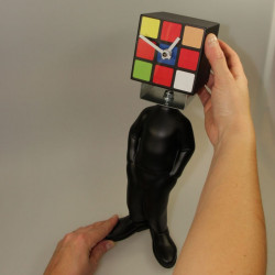 Horloge de table homme tête rubik cube