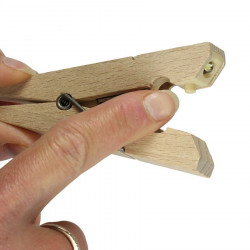 Lampe veilleuse pour livre façon pince à linge Kikkerland