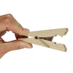 Lampe veilleuse pour livre façon pince à linge Kikkerland