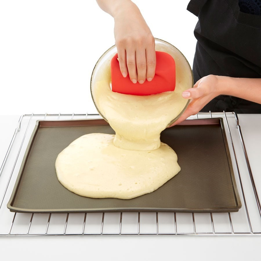 Tapis silicone à rebords pour génoise et biscuit roulé Lekue