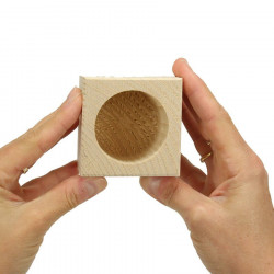Petit pot à crayons cubique en bois