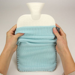 Bouillotte à eau Fashy avec housse tricot bleu ciel - 2 litres