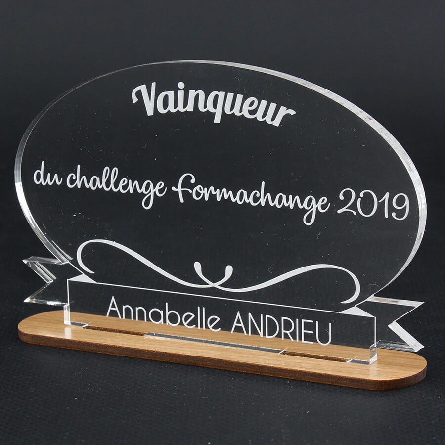 Trophée plexi ovale gravé à personnaliser anniversaire, récompense