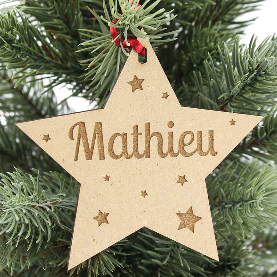 Boule de Noël prénom en bois - étoile gravée et personnalisée