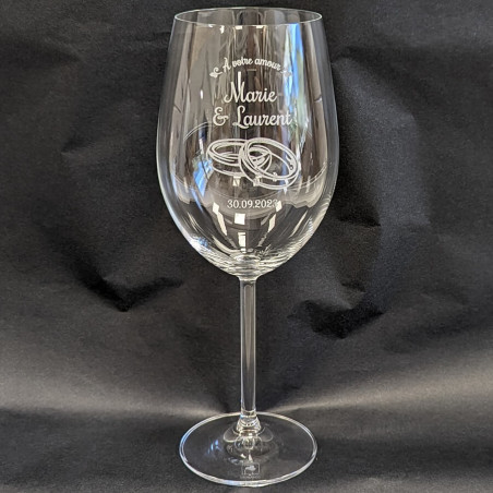 Verre à vin gravé à la main par un homme Sketch de consommation de vin