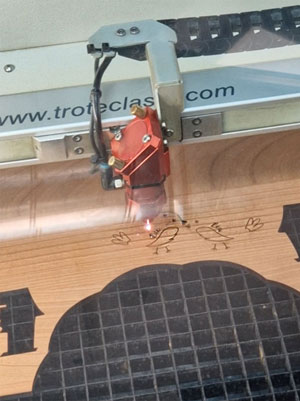 découpe porte clés bois au laser